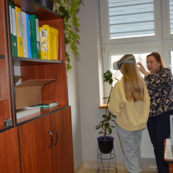 Okulary ClassVR na lekcji chemii