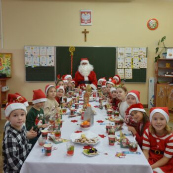 Dzisiaj w naszej szkole każdy mógł stać się Św. Mikołajem, ponieważ, z okazji 6 grudnia, odbyło się kolejne wyzwanie z naszego cyklu „Klasa na Medal”!  Dzieci przygotowały się niesamowicie, przebierając się za św. Mikołaja, elfy i renifery!  Wspaniała zabawa i radość na twarzach naszych uczniów dodają blasku magii Świąt!  Dziękujemy wszystkim za zaangażowanie i pomoc w stworzeniu niezwykłego świątecznego klimatu.