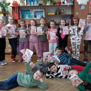 Wspaniałe Walentynki klasy 1a w pięknie udekorowanej klasie – adekwatnie do okazji.