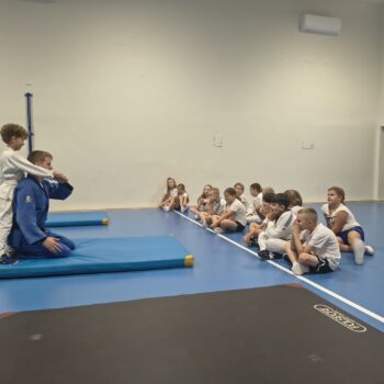 „Moc w ciele, spokój w umyśle – wyjątkowa lekcja judo w 3b”