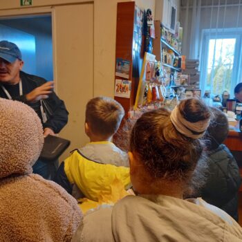 Spotkanie uczniów klasy 3a z listonoszem