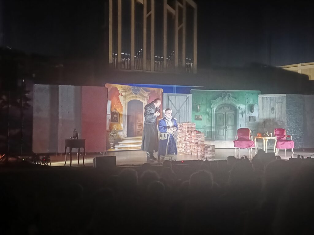 Wyjazd uczniów klas 6-8 na spektakl „Zemsta”