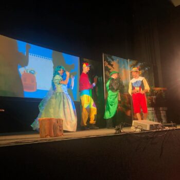 Pinokio uczy, bawi i wzrusza – teatralna przygoda klas 2b i 3b