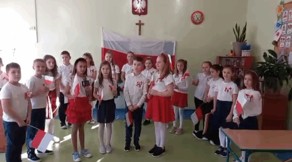 Uczniowie z klasy 3a uczcili 107 rocznicę odzyskania przez Polskę niepodległości.