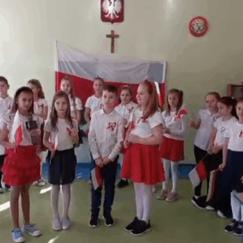 Uczniowie z klasy 3a uczcili 107 rocznicę odzyskania przez Polskę niepodległości.