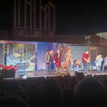 Wyjazd uczniów klas 4 i 5 na spektakl „Tajemniczy Ogród” Wyjazd uczniów klas 4 i 5 na spektakl „Tajemniczy Ogród”