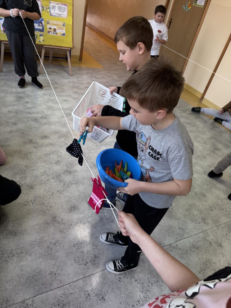 DZIEŃ KOLOROWEJ SKARPETKI ZORGANIZOWANY PRZEZ SAMORZĄD UCZNIOWSKI