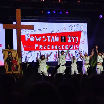 Wyjazd uczniów klas 8 na spotkanie „Powstań i żyj dzięki przebaczeniu”